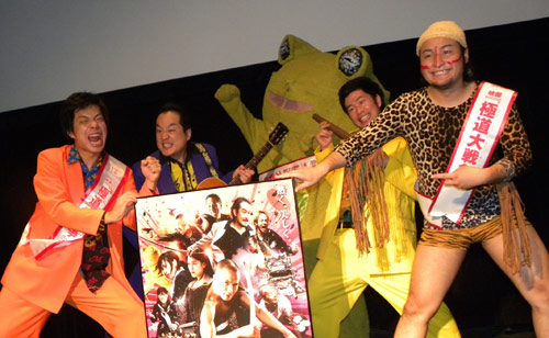 大阪市内で映画イベントに登場した（左から）バンビーノ・藤田裕樹、松浦真也、吉田裕、バンビーノ・石山大輔