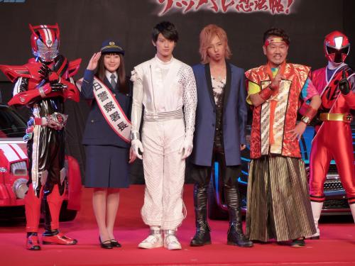 映画「仮面ライダードライブ」と「手裏剣戦隊ニンニンジャー」の製作発表に出席した（左から）筧美和子、真剣佑、松岡充、藤本敏史