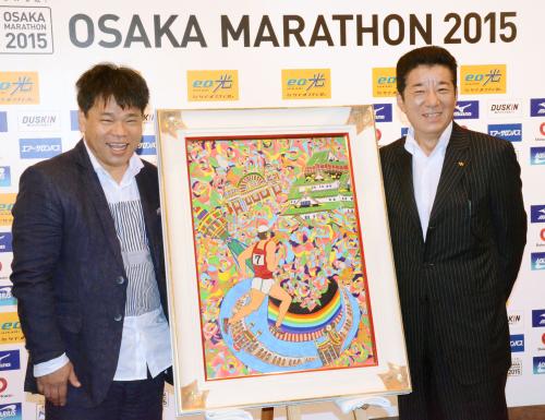 大阪マラソンをＰＲする絵画を披露するジミー大西。右は松井一郎大阪府知事