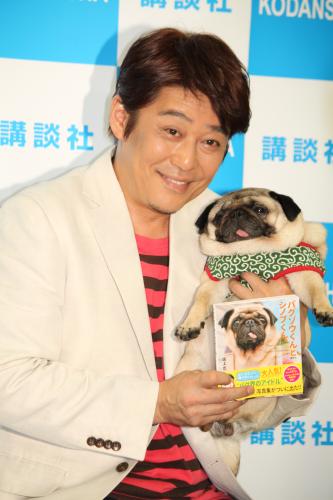 「パグゾウくんとシノブくん。」出版記念サイン会で愛犬とポーズを取る坂上忍