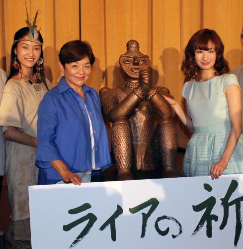 映画「ライアの祈り」の初日舞台あいさつを行った（左から）水嶋仁美、藤田弓子、武田梨奈