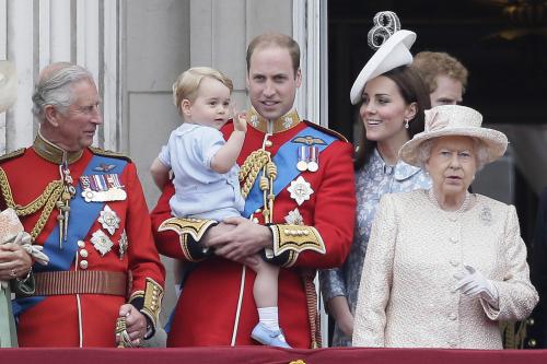 エリザベス女王の誕生日の祝賀パレードのため、バッキンガム宮殿のバルコーニーに４世代そろって初お目見えした（左から）チャールズ皇太子、ジョージ王子、ウイリアム王子、キャサリン妃、エリザベス女王、背後にヘンリー王子（ＡＰ）