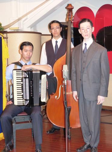 デビューアルバムのヒットを狙う「東京大衆歌謡楽団」の高島三兄弟（左から）次男の雄次郎、三男の龍三郎、長男の孝太郎