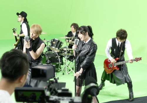 ロックバンド「Ｔｈｉｎｋｉｎｇ　Ｄｏｇｓ」が出演するロッテのＣＭの撮影にコーラスとして参加した指原莉乃