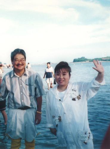 １９９７年７月に珍島で撮影、天童よしみ（右）と中山大三郎氏