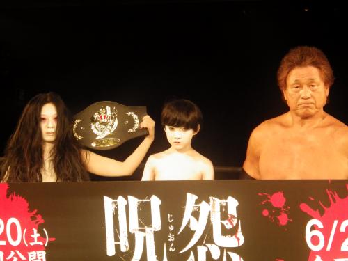 映画「呪怨」のイベントで、悪霊の伽椰子（左）と対決した天龍源一郎