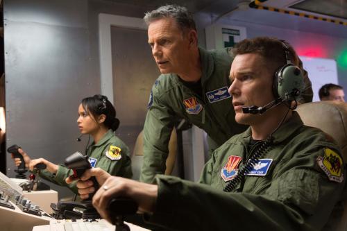 劇中でイーサン・ホーク（右）が演じる主人公は、米国内にある空軍基地のオペレーションルームからボタン一つで中東などのテロリストを一掃する