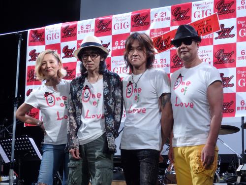 「ＯＮＥ　ｏｆ　ＬＯＶＥプロジェクト」のライブに出演した（左から）夏木マリ、仲井戸“ＣＨＡＢＯ”麗市、ｉｃｈｉｒｏ、斉藤ノヴ