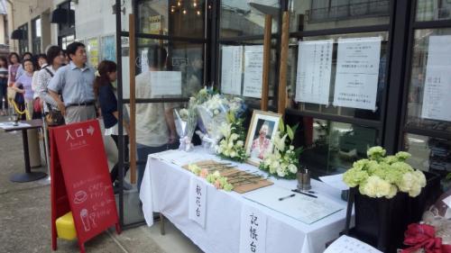 故今井雅之さんの故郷豊岡市で開かれた追悼イベント。豊岡劇場前に置かれた献花台