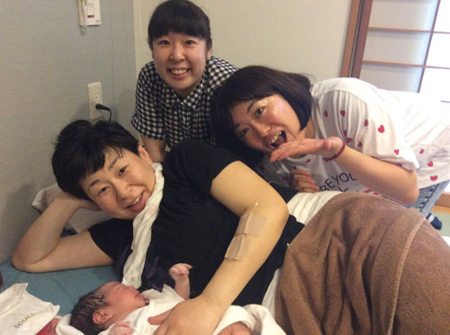 第１子男児を出産した「森三中」の大島美幸。メンバーの村上知子（中）黒沢かずこ（右）も立ち会った