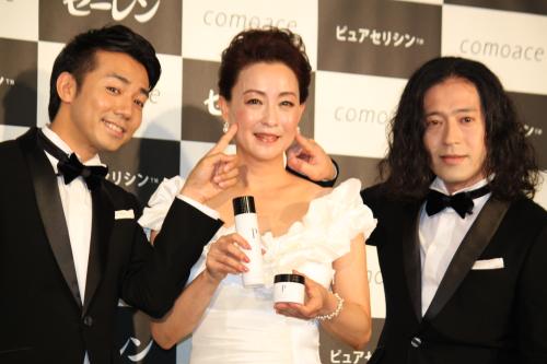 「コモエース　プレミアム」発表会で女優の床嶋佳子（中央）の肌を触るピースの綾部祐二（左）と又吉直樹
