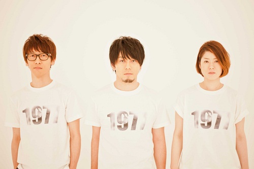 アンダーグラフの（左から）ベース中原一真、ボーカル真戸原直人、ドラム谷口奈穂子