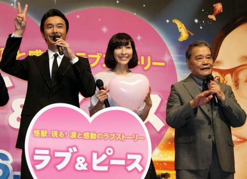 「ラブ＆ピース」のジャパンプレミアに出席した(左から)長谷川博己、麻生久美子、西田敏行