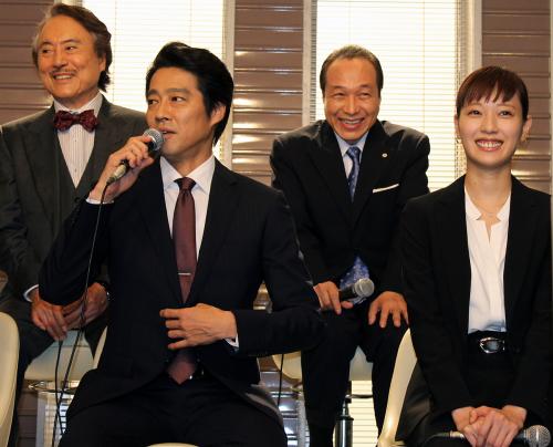 フジテレビ連続ドラマ「リスクの神様」製作発表に出席した（前列左から）堤真一、戸田恵梨香（後列左から）平幹二朗、小日向文世