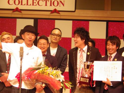 漫才新人大賞のプレゼンターを務めた木梨憲武（左）と受賞者の湘南デストラーデ（右の２人）