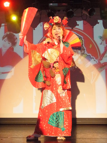 １５年ぶりのメジャーシングルを発売した小川リエは大阪市内のライブハウスでハリセンを持って熱唱