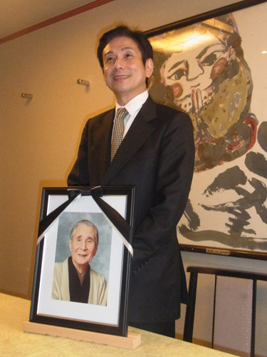 【画像・写真】米朝さん１００日祭にざこばら一門３０人　米団治「滞りなく…」