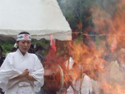 那須波切不動尊金乗院の「火まつり」に参加し、ヒット祈願をする森山愛子
