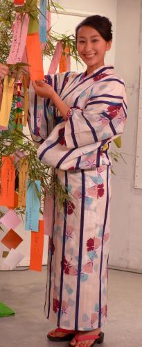 ＳＰＩＣＹ　ＣＨＯＣＯＬＡＴＥの新曲「ずっとマイラブｆｅａｔ．ＨＡＮ－ＫＵＮ＆ＴＥＥ」の配信記念イベントに浴衣姿で登場した浅田舞
