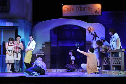 ストレートプレイ・ミュージカル「うたかふぇ」公開ゲネプロに出演した河本準一（左から２人目）ら