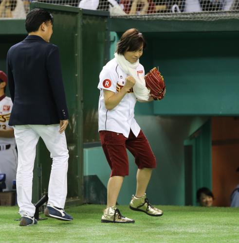 【画像・写真】つんく♂　ノーバン始球式！声帯摘出告白以来初の公の場