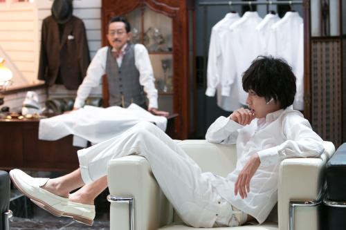「デスノート」第１話の１場面、Ｌを演じる山崎賢人（右）（Ｃ）日本テレビ