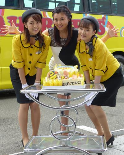 ＮＨＫＢＳプレミアムの主演ドラマ「ある日、アヒルバス」の放送を記念した「アヒルバスで行く！東京再発見女子ツアー」の出発式で、６月２８日に誕生日を迎えた藤原紀香（中央）はサプライズで登場したバースデーケーキに喜んだ。バスガイド役の柳ゆり菜（左）と秋月成美も祝福
