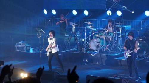 ３度目の台湾公演を台北市の台湾国際会議センターで行ったｆｌｕｍｐｏｏｌ。ボーカル山村隆太（左）とギターの阪井一生。後方右はドラムの小倉誠司。