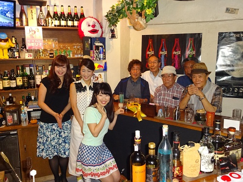 「ガールズバー演歌女子」を開店した（左から）瀬口侑希、川野夏美、津吹みゆ