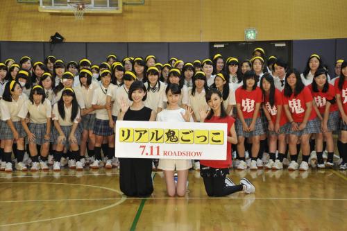 現役女子高生１００人と鬼ごっこを行った（左から）篠田麻里子、トリンドル玲奈、真野恵里菜