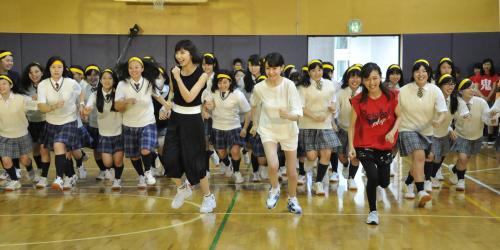 現役女子高生１００人と鬼ごっこを行った（左から）篠田麻里子、トリンドル玲奈、真野恵里菜