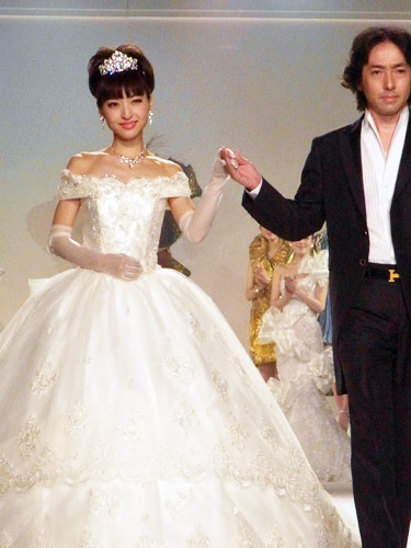 ウエディングドレスのモデルに初挑戦した神田沙也加。エスコートするのはテノール歌手の秋川雅史