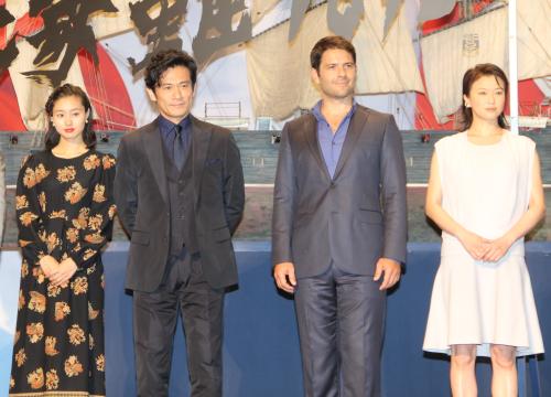 映画「海難１８９０」クランクアップ会見に出席した（左から）忽那汐里、内野聖陽、ケナン・エジェ、夏川結依