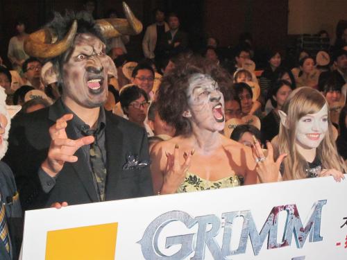 米ドラマ「グリム　シーズン３」のイベントで魔物のメークをした（左から）篠原信一、ＬｉＬｉＣｏ、ダコタ・ローズ