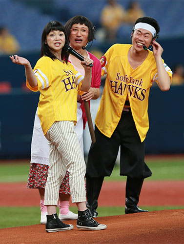 吉本新喜劇のネタを披露する（左から）未知やすえ、すち子、吉田