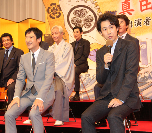 ２０１６年大河ドラマ「真田丸」の会見に出席した堺雅人（左）と大泉洋（右）