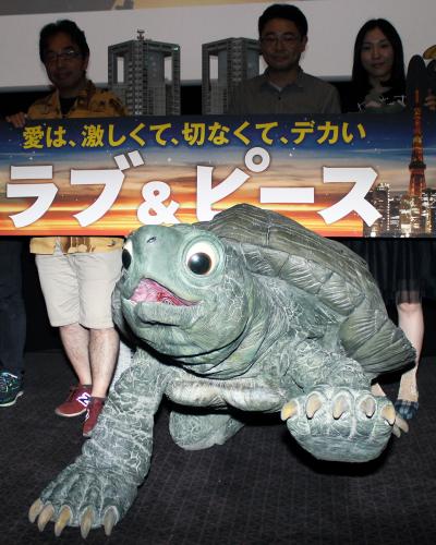 【画像・写真】「ラブ＆ピース」の田口清隆特撮監督　“心の師”樋口真嗣監督の激励に感激