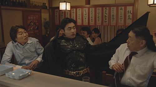 ソニー「プレイステーション４」新ＣＭにバットマンの扮装で登場した山田孝之（中央）