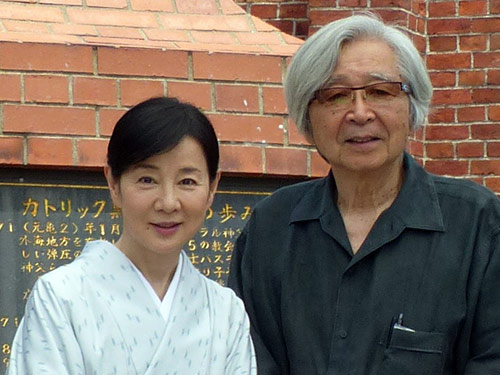 「母と暮せば」の撮影に臨んだ山田洋次監督（右）と吉永小百合