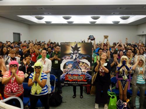 初公開された「遊☆戯☆王」の新劇場版のポスターを囲み、盛り上がる米国のファン