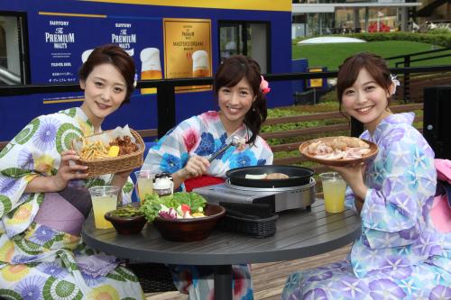 浴衣姿で盛り上げたテレビ朝日の（左から）森葉子アナ、宇佐美佑果アナ、久冨慶子アナ