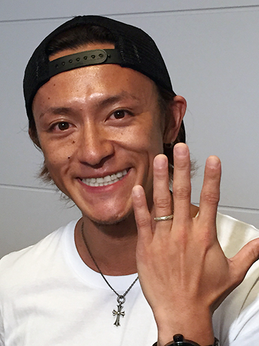 【画像・写真】内山麿我、ハワイ挙式から帰国　あゆに未練？「ないない」