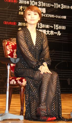 舞台「Ｎｏ．９―不滅の旋律―」製作発表でシースルーのセクシー衣装を着て出席した大島優子