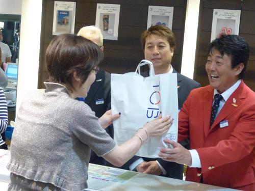 東武百貨店の制服姿で客に商品を手渡すＴＵＢＥの前田亘輝（右）