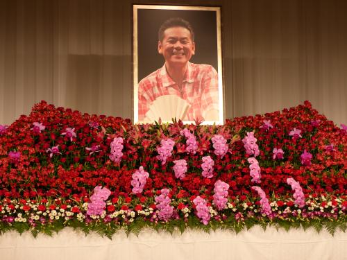 今井雅之さんのお別れ会。祭壇は赤い花で飾り付けられた