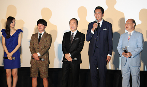 映画「ＨＥＲＯ」初日舞台あいさつに出席した（左から）北川景子、濱田岳、小日向文世、松重豊、角野卓造