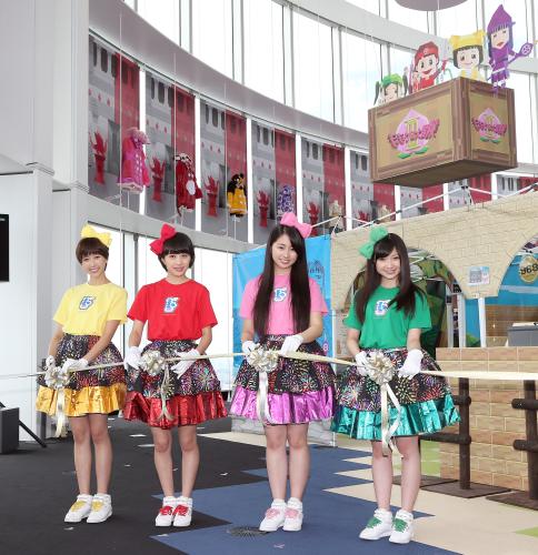 イベントのテープカットを行うももいろクローバーＺのメンバー（左から）玉井詩織、百田夏菜子、佐々木彩夏、有安杏果