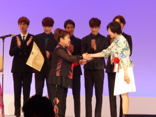 超新星のメンバーから拍手を送られる中、安倍昭恵さん（右）と握手を交わす天童よしみ