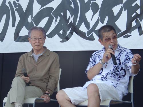 映画「トラック野郎」シリーズの助監督を務めた澤井信一郎監督（左）とイベントを主催した宮崎靖男さん