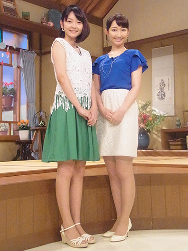 カンテレの情報番組「よ～いドン！」のお天気コーナーでアナウンサーデビューした新人の竹崎由佳アナ（左）と竹上萌奈アナ